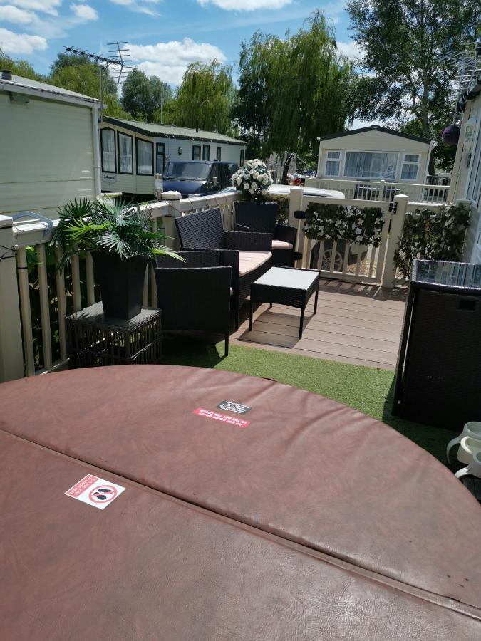 3 Bedroom Caravan With Hot Tub Tattershall Lakes Bagian luar foto