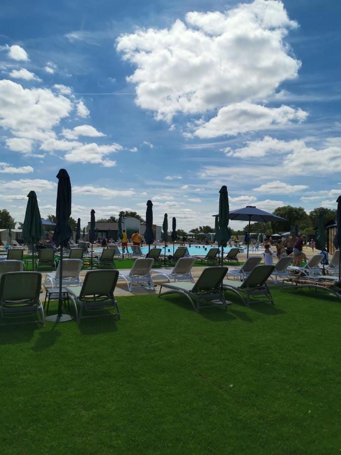 3 Bedroom Caravan With Hot Tub Tattershall Lakes Bagian luar foto