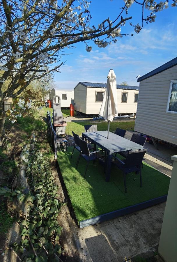 3 Bedroom Caravan With Hot Tub Tattershall Lakes Bagian luar foto
