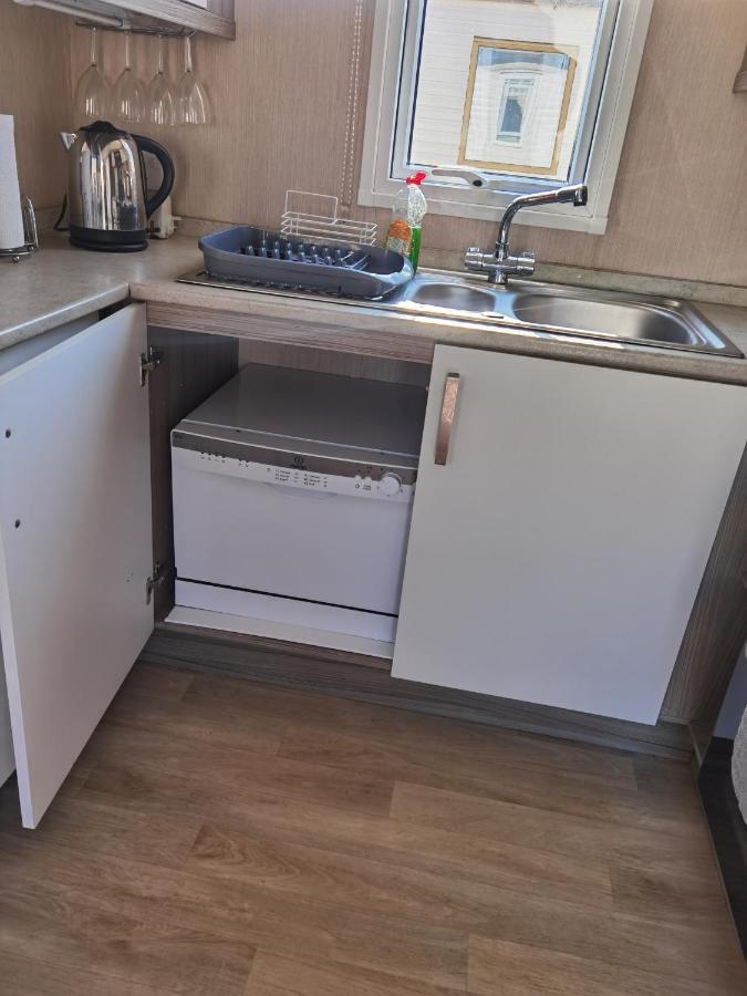 3 Bedroom Caravan With Hot Tub Tattershall Lakes Bagian luar foto