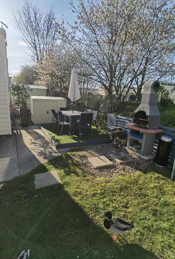 3 Bedroom Caravan With Hot Tub Tattershall Lakes Bagian luar foto