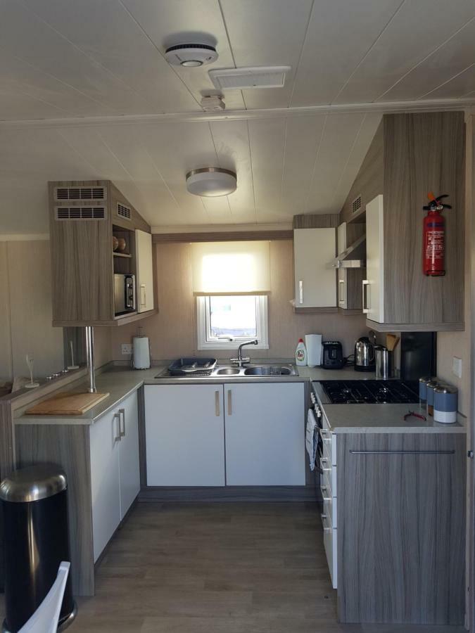 3 Bedroom Caravan With Hot Tub Tattershall Lakes Bagian luar foto