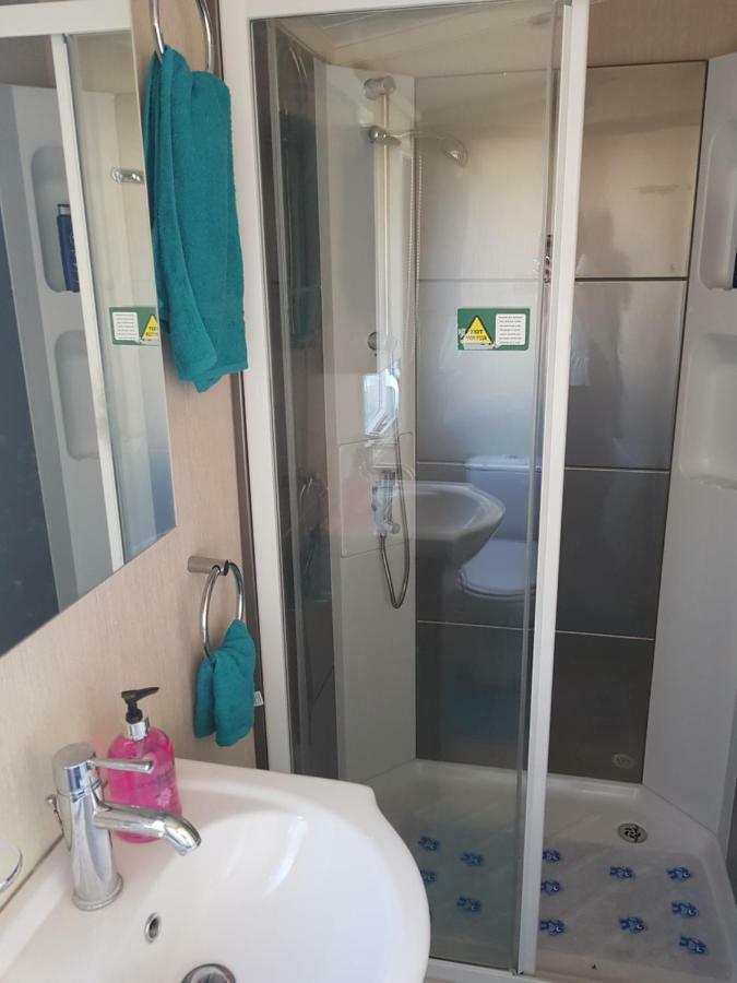 3 Bedroom Caravan With Hot Tub Tattershall Lakes Bagian luar foto