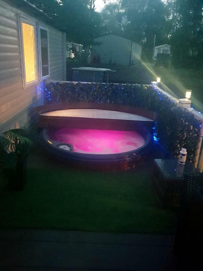 3 Bedroom Caravan With Hot Tub Tattershall Lakes Bagian luar foto