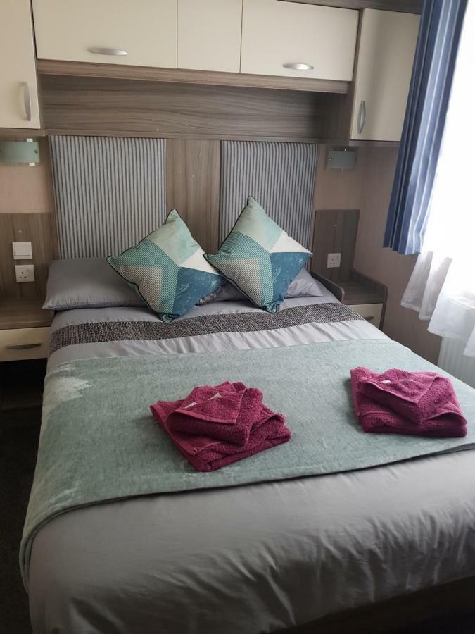 3 Bedroom Caravan With Hot Tub Tattershall Lakes Bagian luar foto